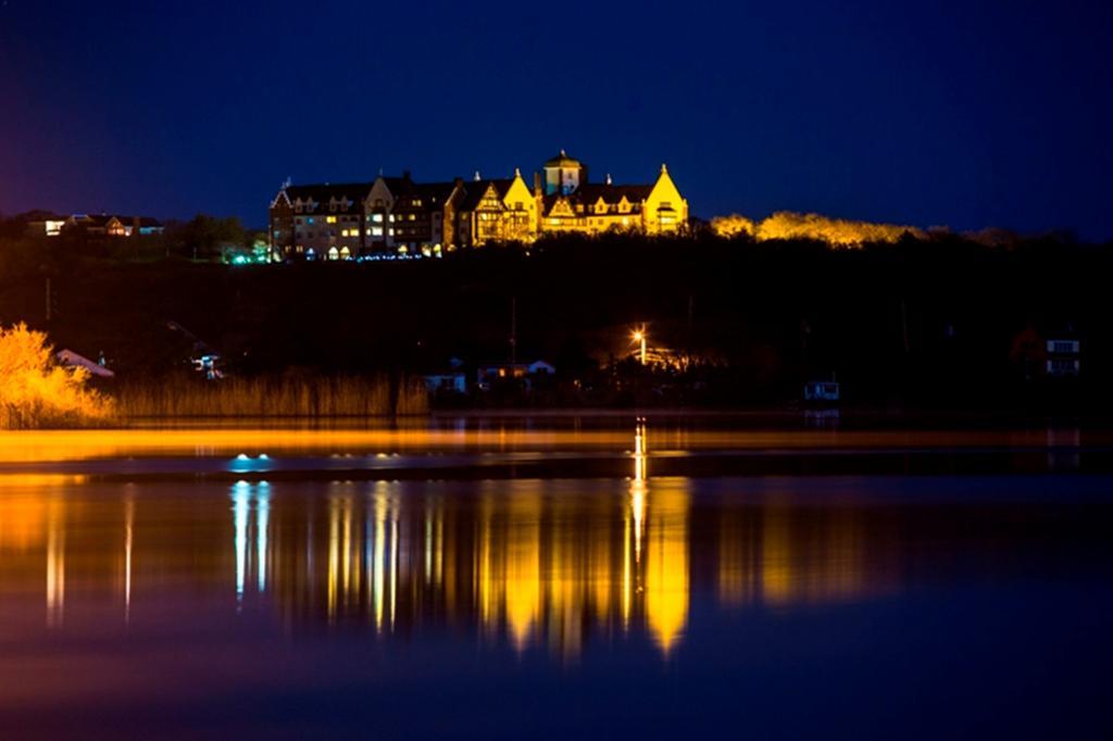 Montauk Manor Hotel Exterior photo The Ocean House at night