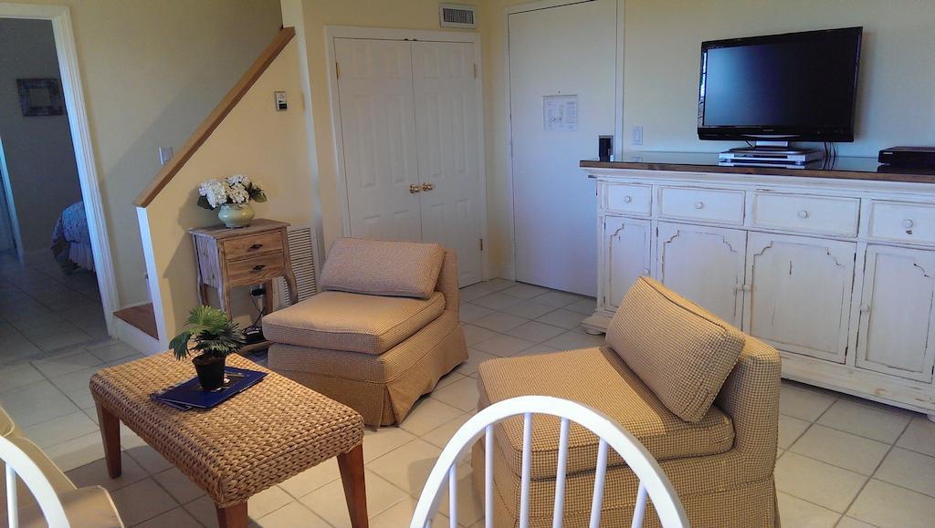 Montauk Manor Hotel Room photo Living room in a typical condominium
