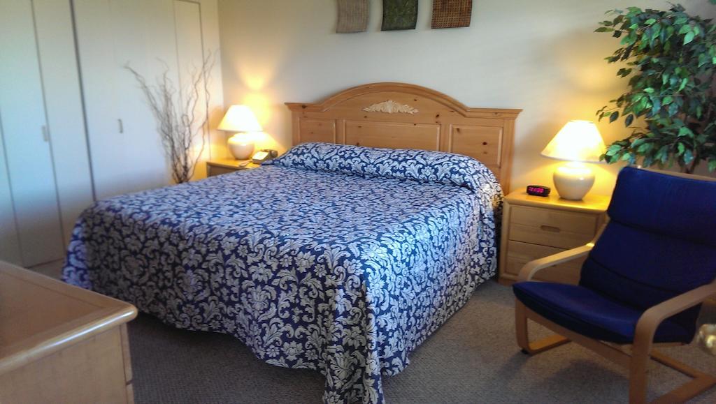 Montauk Manor Hotel Room photo A bed with a duvet