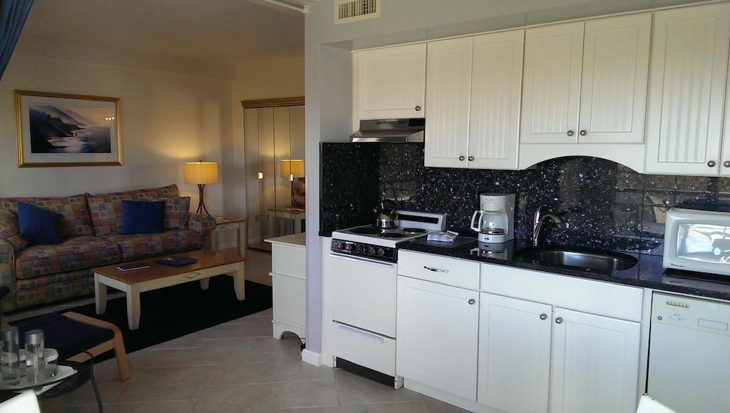Montauk Manor Hotel Room photo A typical kitchen in a hotel