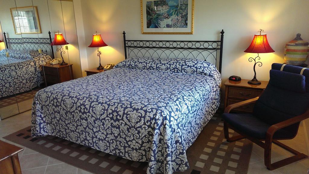 Montauk Manor Hotel Room photo A bed with a bedsheet