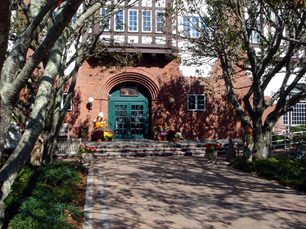 Montauk Manor Hotel Exterior photo The entrance to the school