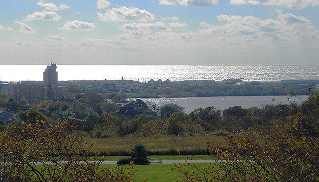 Montauk Manor Hotel Exterior photo View of the Atlantic Ocean from the park