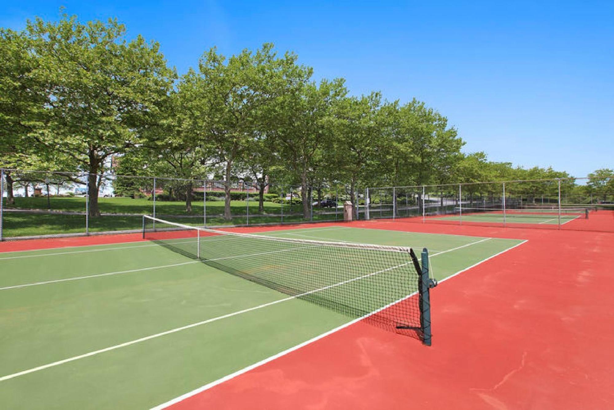 Montauk Manor Hotel Exterior photo Tennis courts at the club