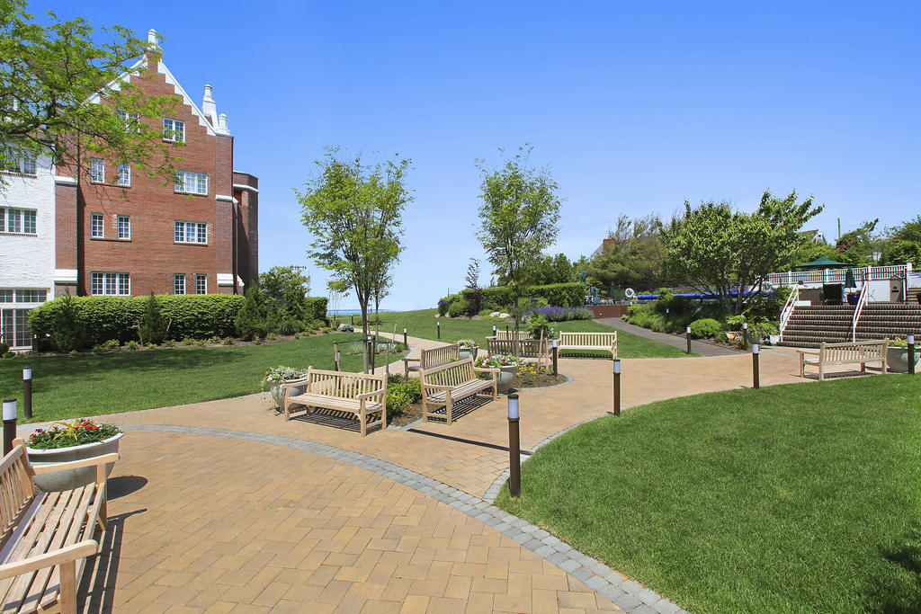 Montauk Manor Hotel Exterior photo The Village Green