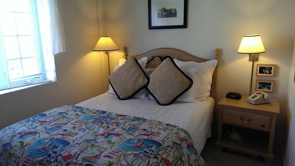 Montauk Manor Hotel Exterior photo A bedroom at the Inn at the Opera